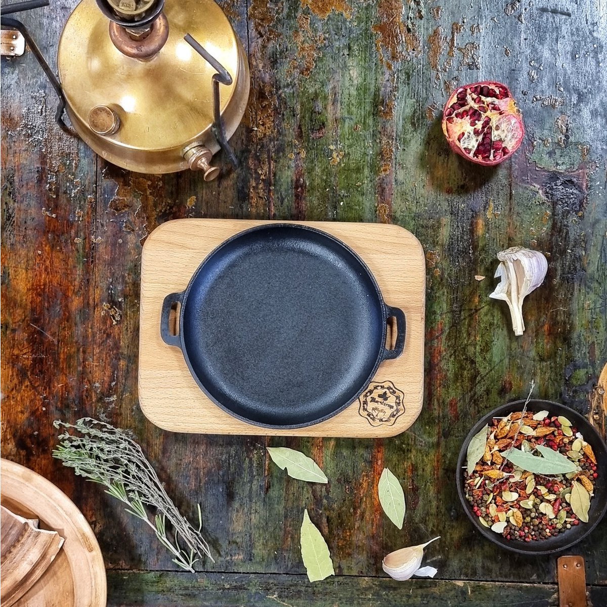 Maysternya Gietijzeren Serveerpan op houten plank - Ø 18 x 2.5 cm