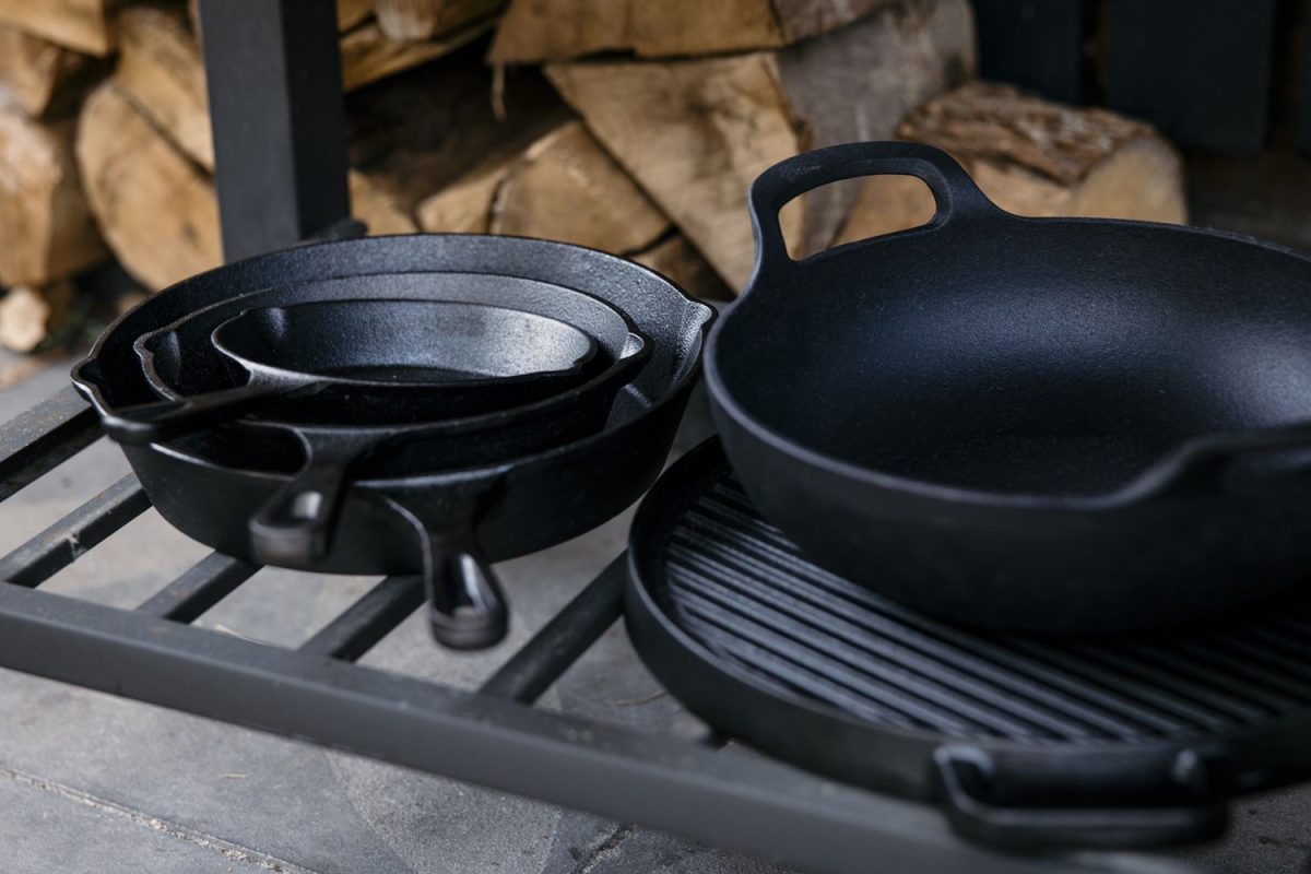 Gietijzeren Pannen, Roosters en Onderdelen: Duurzaam, Veelzijdig en Krachtig voor de BBQ